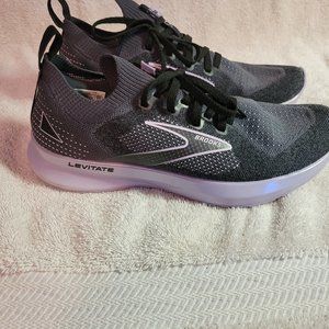 BROOKS LEVITATE 5 STEALTHFIT WOMENS SNEAKERS IN BLACK AND LILAC